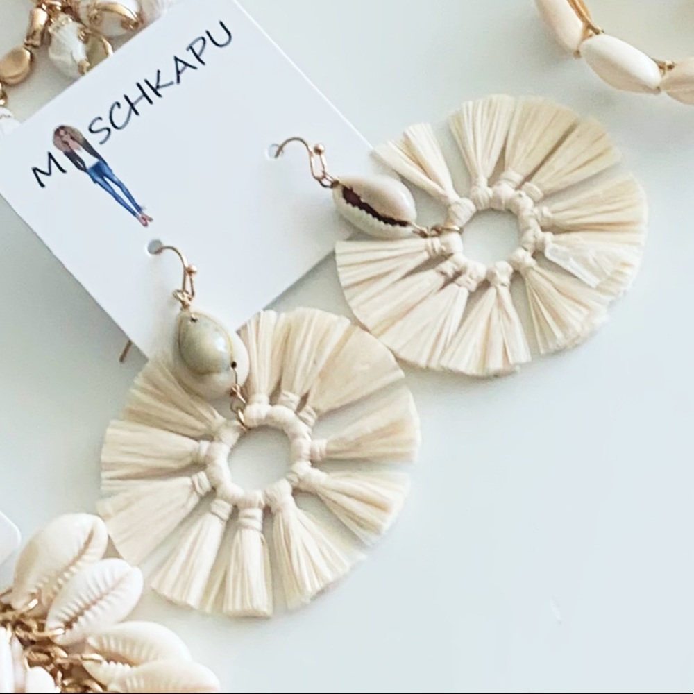Raffia earrings with cowrie shell detail (G6)